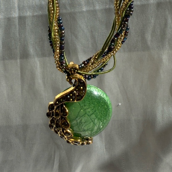 Vintage women bird element Green Pendant Necklace - Picture 4 of 5